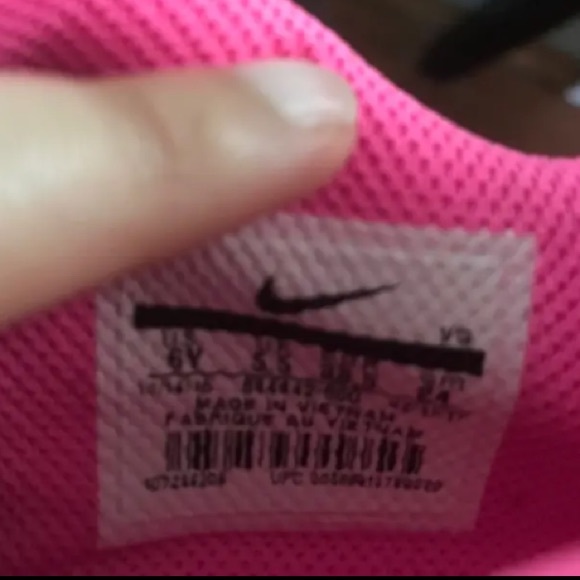 Girls Nike soccer shoes - Picture 4 of 4